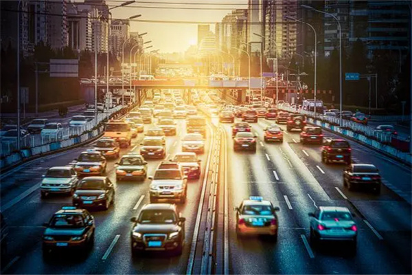 产业“逐绿”，广西南宁城市公交迈入新能源时代