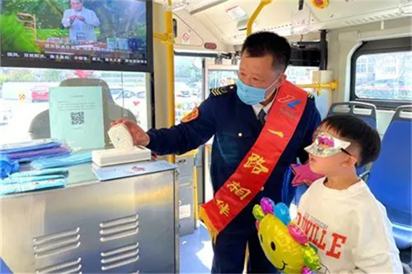 青岛公交发起孤独症家庭“蓝色关爱行动”打造“美好无碍”出行环境