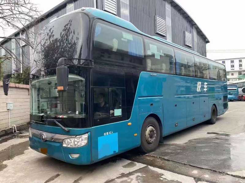2017年8月 同款2台42座2+1座椅国五宇通6126气囊中门车