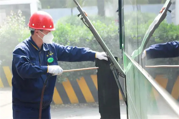 西安为迎接夏天到来，开始给公交车辆“洗肺”了