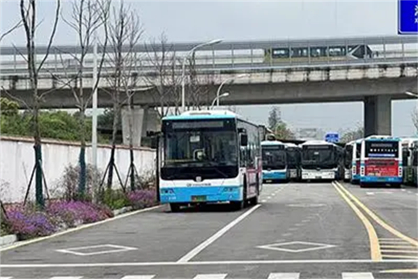 公交车站“让路”项目建设，延伸群众出行路