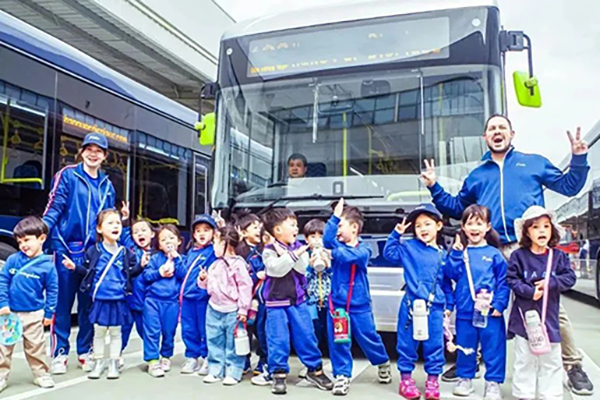 获“小车迷”围观！中车海外版C12迎来“最小”乘客