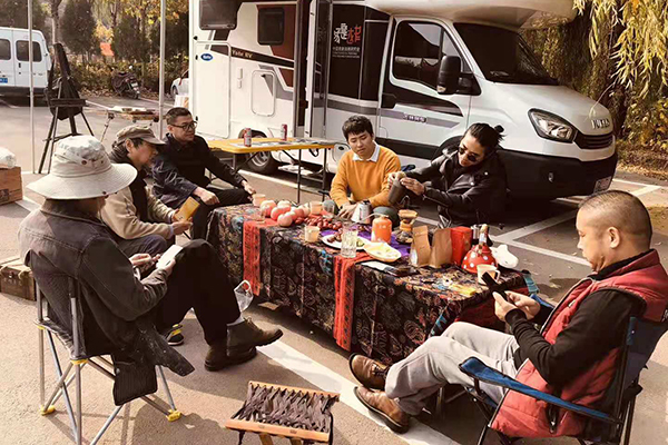 拥有依维柯欧胜露营车 车内驾享生活车外野炊露营