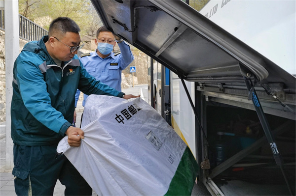“交邮”一家亲，北京郊区公交线路试点代送邮件