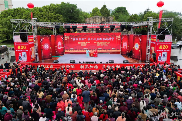 第十二届提琴戏剧节火热开演，崇阳县公交增开“看戏专线”