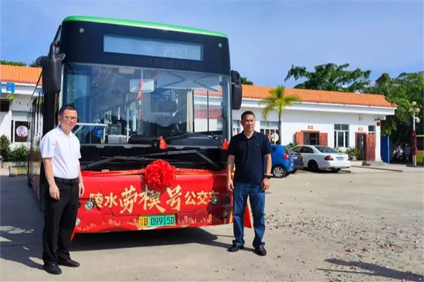 海南省陵水黎族自治县“劳模号”公交车上线运营