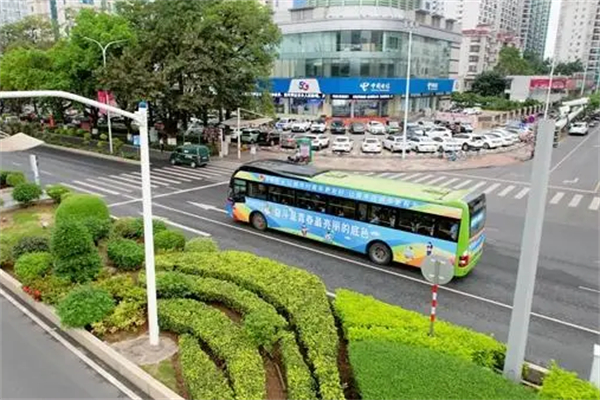 贵港市“青春号”公交车正式开通