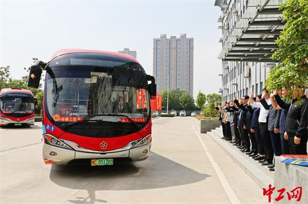 洛阳“劳模工匠号”主题公交车发车，弘扬劳模精神 ！