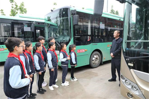 郑州公交开展小学生“防灾减灾”安全乘车观摩课活动