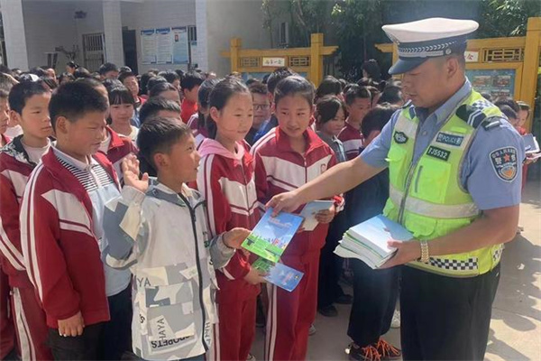 警校携手护平安 交通安全进校园 