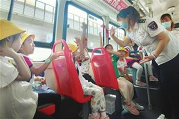 幼儿园里坐公交：种安全的种子 开平安的花