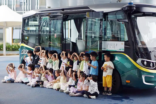 开出自动驾驶梦想之花 轻舟智航自动驾驶小巴龙舟ONE驶入校园