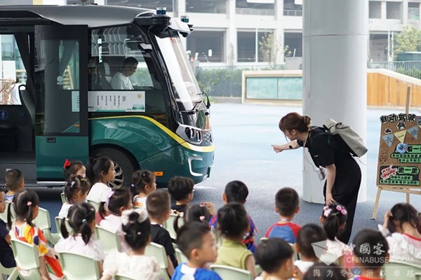 轻舟智航 自动驾驶小巴 龙舟ONE 幼儿园