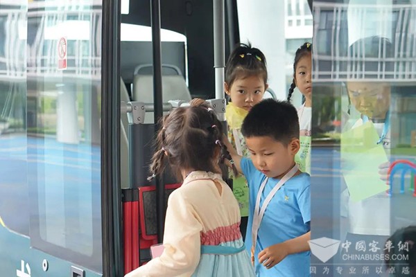 轻舟智航 自动驾驶小巴 龙舟ONE 幼儿园