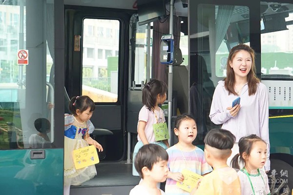 轻舟智航 自动驾驶小巴 龙舟ONE 幼儿园