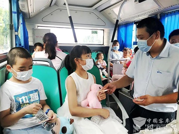 武汉公交集团 207路 节日礼物 安全出行提示卡