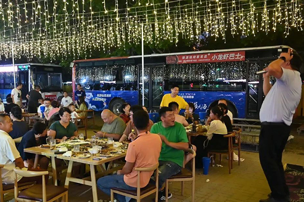 废旧公交变身网红餐车 烟台打造首条公交主题“巴士营地”美食街