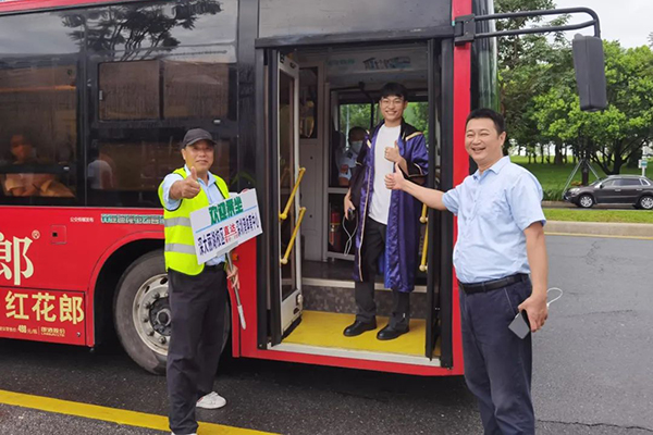 深圳巴士集团定制“点对点”直达专车 护航深圳大学应届毕业生