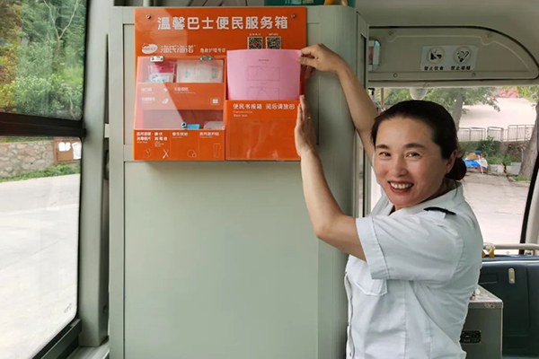 交运温馨巴士旅游黄金季进山公交放置小装备 沿海线路张贴潮汐表