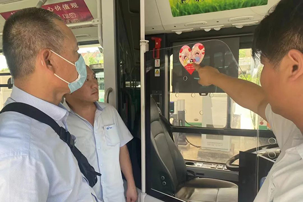 武汉公交司机自制温馨“小贴纸” 给乘客带来良好出行体验