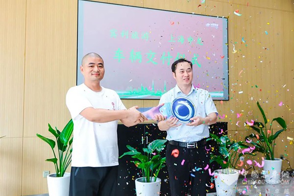 申龙汽车 高端旅游大巴 湖南宾利旅游 首批交付