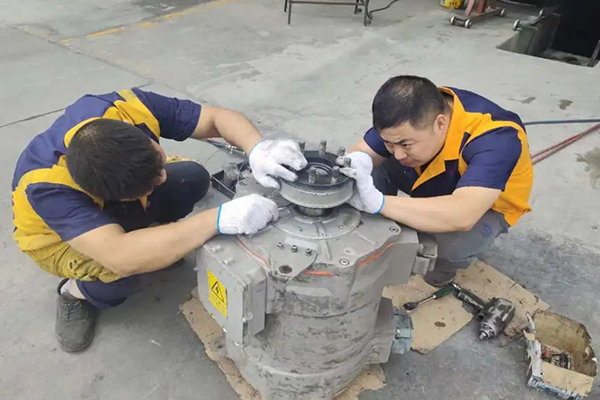 保障市民安全出行 内江公交开展新能源公交车驱动电机检修工作