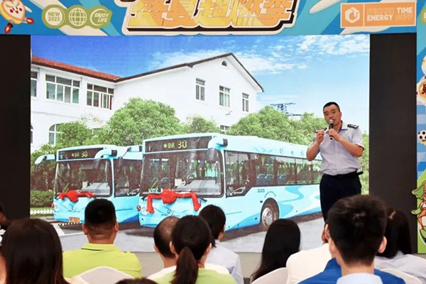 关爱最可爱的人 无锡公交携手王老吉开展夏日送清凉活动