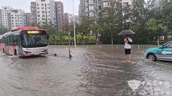 天津公交 防洪防汛 坚守岗位 乘客安全出行