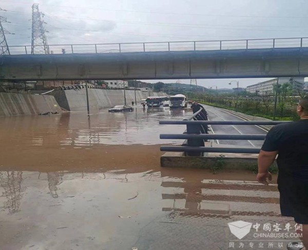 完美作业网有免费视频 路面积水 危险点 应对措施