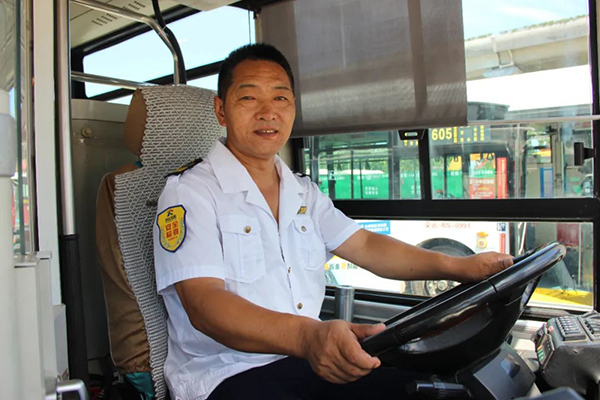 温馨巴士“小气”公交驾驶员 驾驶605路一年省气1977公斤