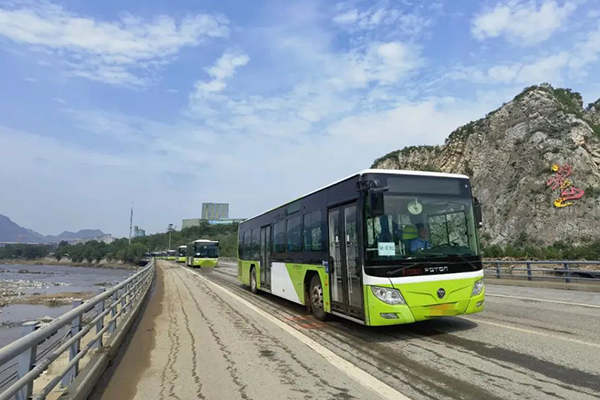 北京公交人马不停蹄 冲在应急救援、城市重建最前线