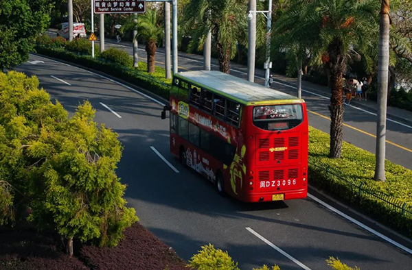 厦门独特风景线 金龙纯电动双层观光巴士提供便捷旅游体验 