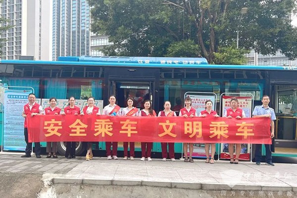 深圳市西部公汽 市民出行需求 民意车厢 进社区 宣传活动