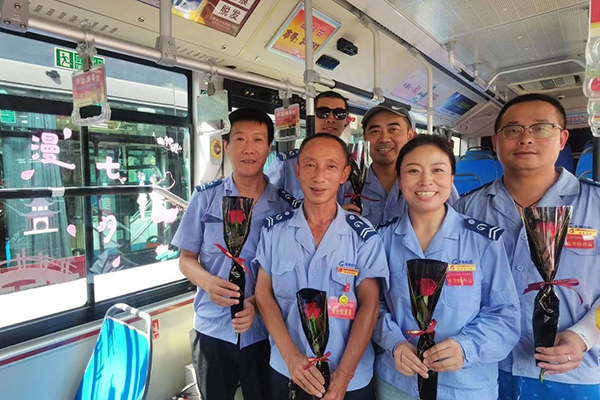 给乘客浪漫出行体验 太原公交打造“浪漫七夕”主题车厢