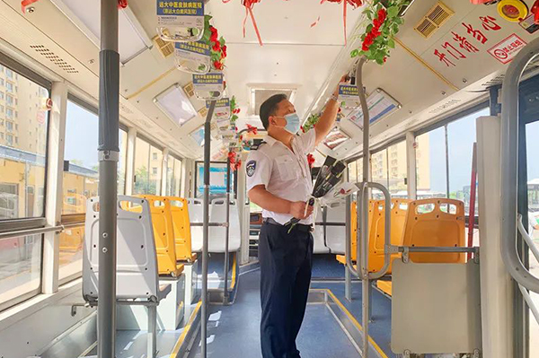 为乘客送上美好祝福 石家庄公交的七夕主题车厢不一般