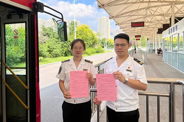 增强老年安全意识 安全指南走进交运温馨巴士公交车厢