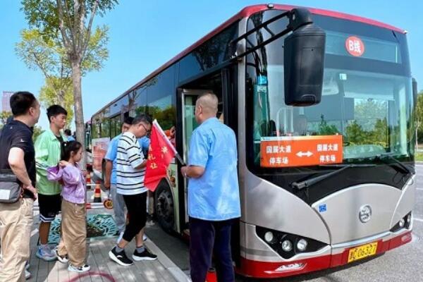 选择天津公交绿色出行热情高涨 “两节”假期超800万人次