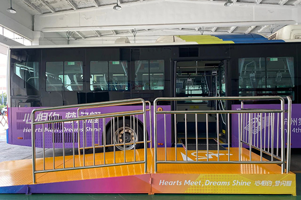 两个亚运同样精彩 杭州197辆公交为亚残运会进行无障碍改造