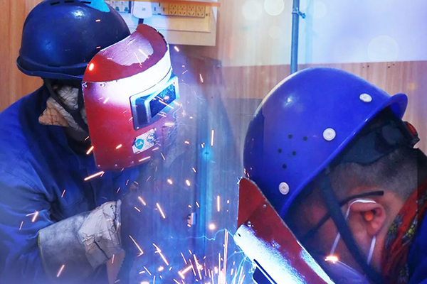 “焊将”各显其能 中通客车公司工会举办焊工技能比武活动