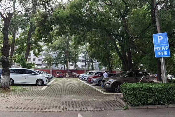 解决居民停车难 北京公交21处场站开放错时共享停车服务