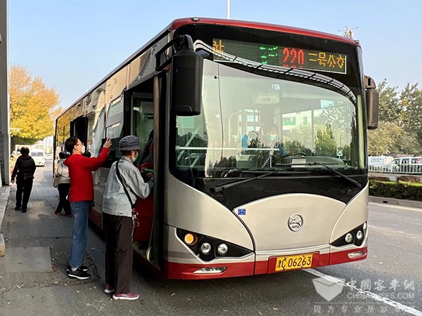 超一亿人次刷敬老卡乘车 天津公交“敬老服务线路”再升级