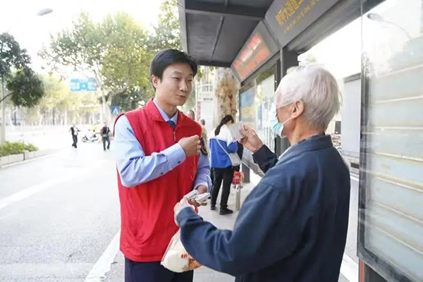 方便老年人出行 武汉公交集团为乘客自制紧急联系卡