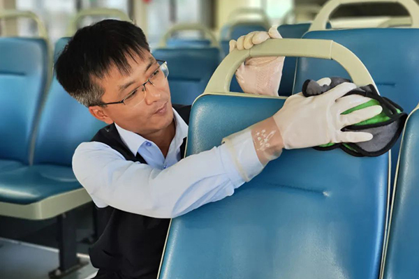 营造温馨舒适出行环境 郑州公交持续将车辆日常清洁常态化