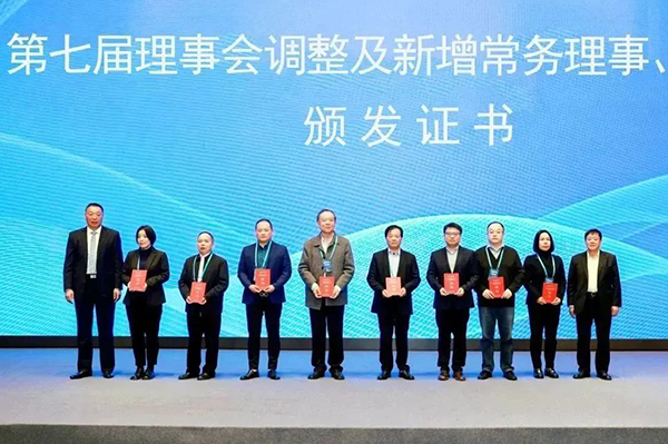 凭借行业突出贡献 东风康明斯荣膺内燃机工业协会常务理事单位