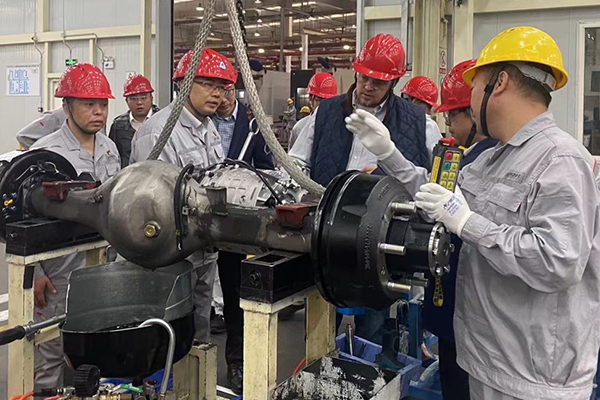 重点参观电车桥生产线 德纳副总裁Ryan Laskey到访东风德纳