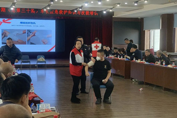 积极做好冬运准备工作 哈尔滨公交组织开展应急救护培训