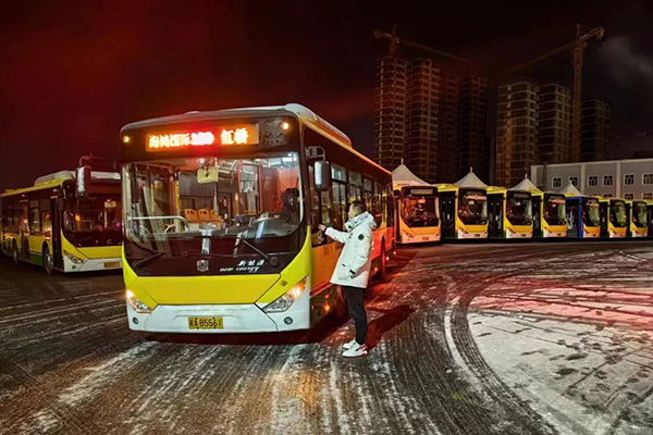 以天气状况为命令 乌鲁木齐公交积极行动保障运营安全