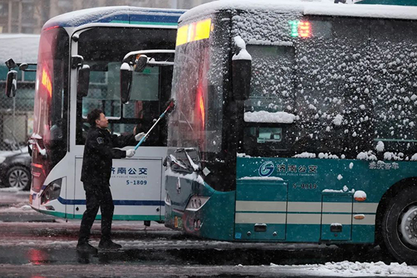 坚守工作岗位 济南公交全力保障市民低温雨雪天气正常出行
