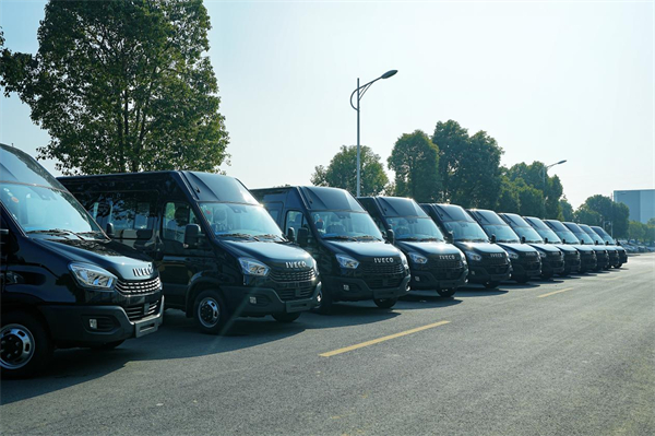 助力新疆旅游出行品质提升 南京依维柯这款车型迎来交车开门红