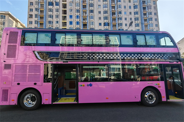 观光专线粉红体验开启！快跟随金旅这款双层巴士畅游泉州